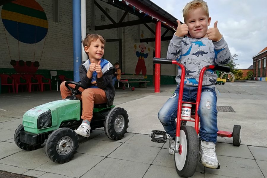 Fietsen met een meegebrachte (loop)fiets, step of met een fietsje van de school.