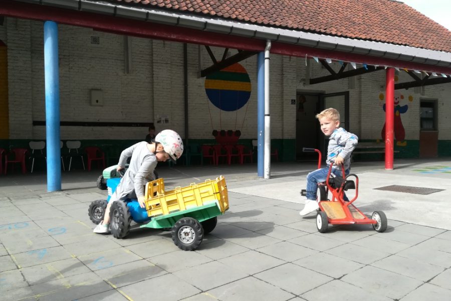 Fietsen met een meegebrachte (loop)fiets, step of met een fietsje van de school.