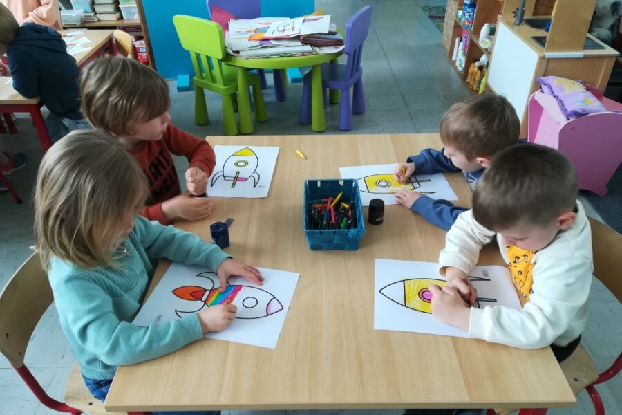 Het schoolfeest voorbereiden in de klas