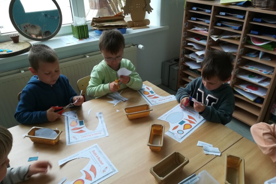 Het schoolfeest voorbereiden in de klas