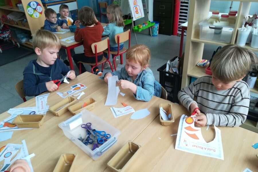 Het schoolfeest voorbereiden in de klas