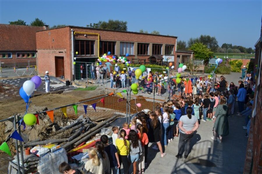 De eerste steenlegging van onze nieuwe school! Nog enkele sfeerbeelden …